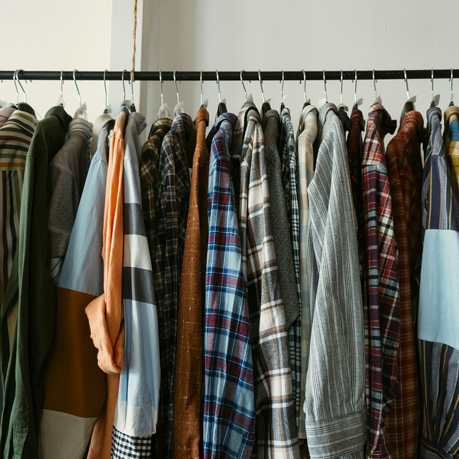 Chemises dans une penderie