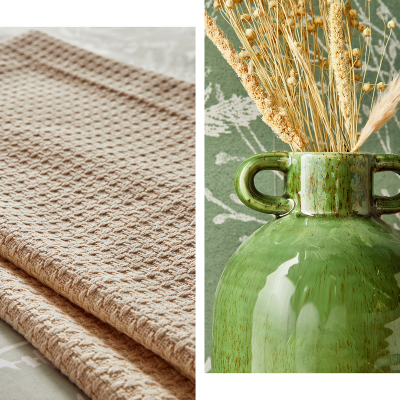 Montage avec zooms sur un plaid texturé beige et un vase vert en céramique