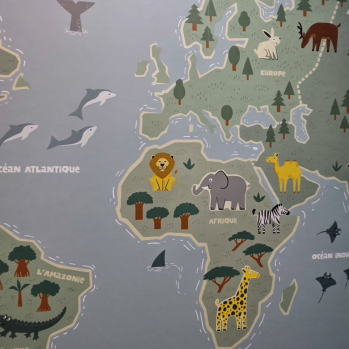 Papier peint panoramique carte du monde personnalisable avec sticker animaux