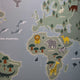 Papier peint panoramique carte du monde personnalisable avec sticker animaux