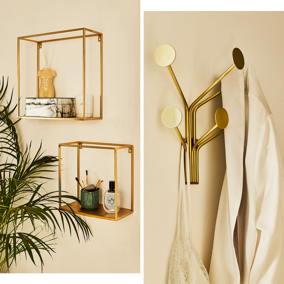2 photos en 1 : étagères à structures dorées et patère dorée