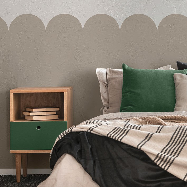 Table de chevet en bois avec tiroir peint en vert dans chambre grise