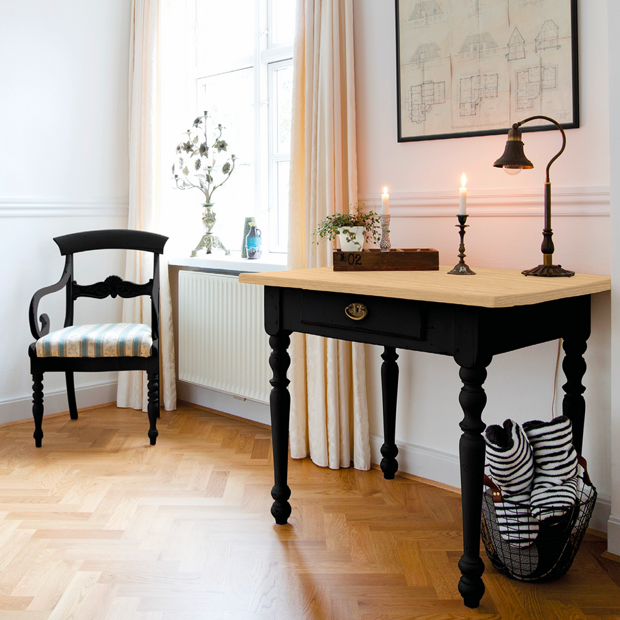 Console avec piètement repeint en noir dans un salon chic noir et blanc