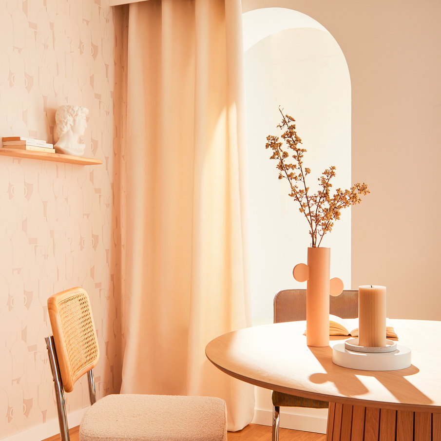 Salle à manger dans les tons beiges chauds avec touches déco antiques