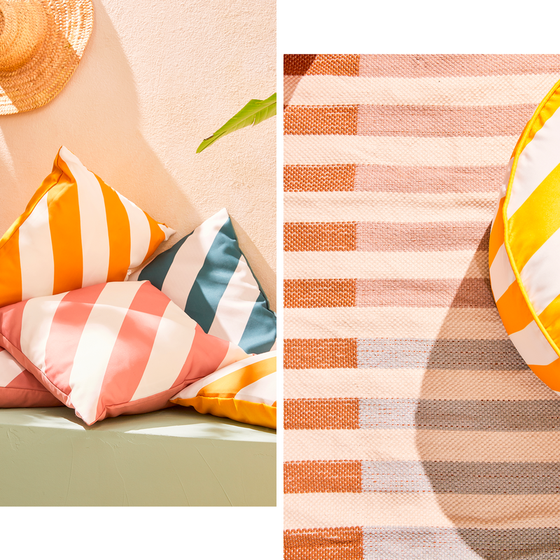 Zoom sur une pile de coussins rayés et sur un tapis à rayures