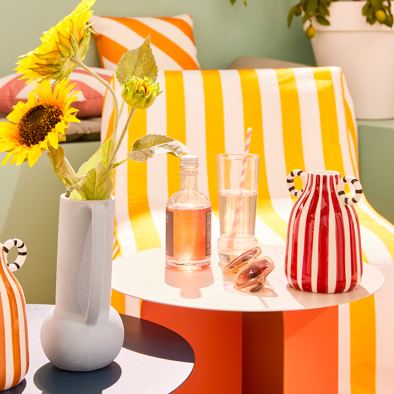 Vases et boisson posés sur des tables basses