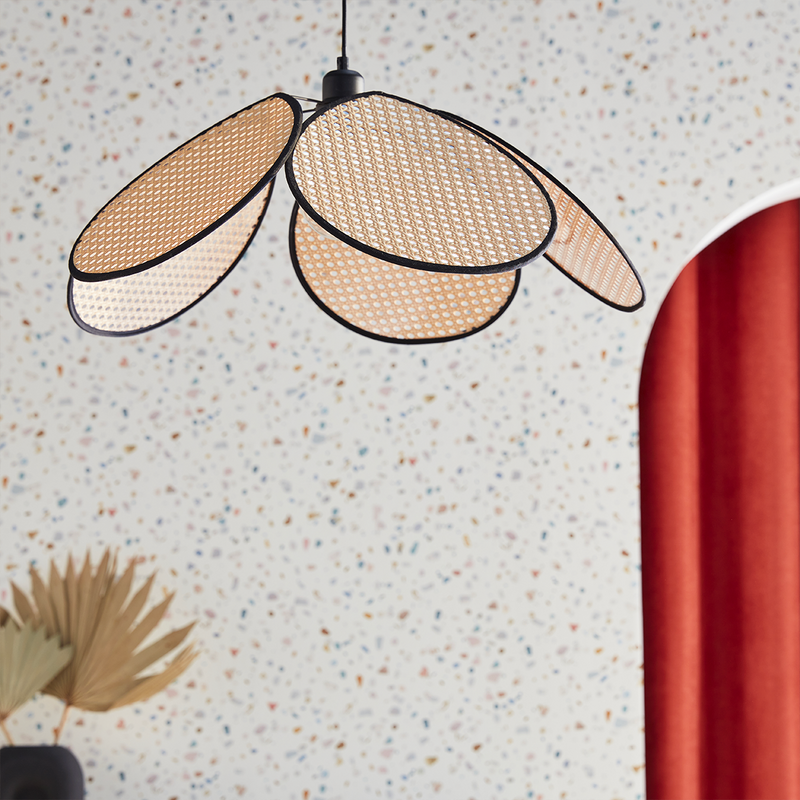 Suspension rotin en forme de fleur avec papier peint terrazzo ELISA