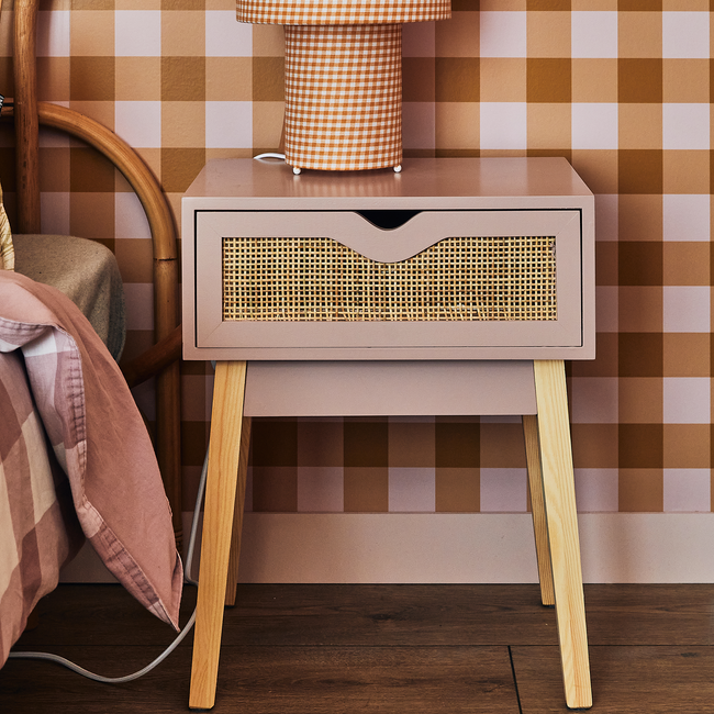 Table de chevet enfant rose en bois, déco de chambre enfant rétro aux motifs à carreaux