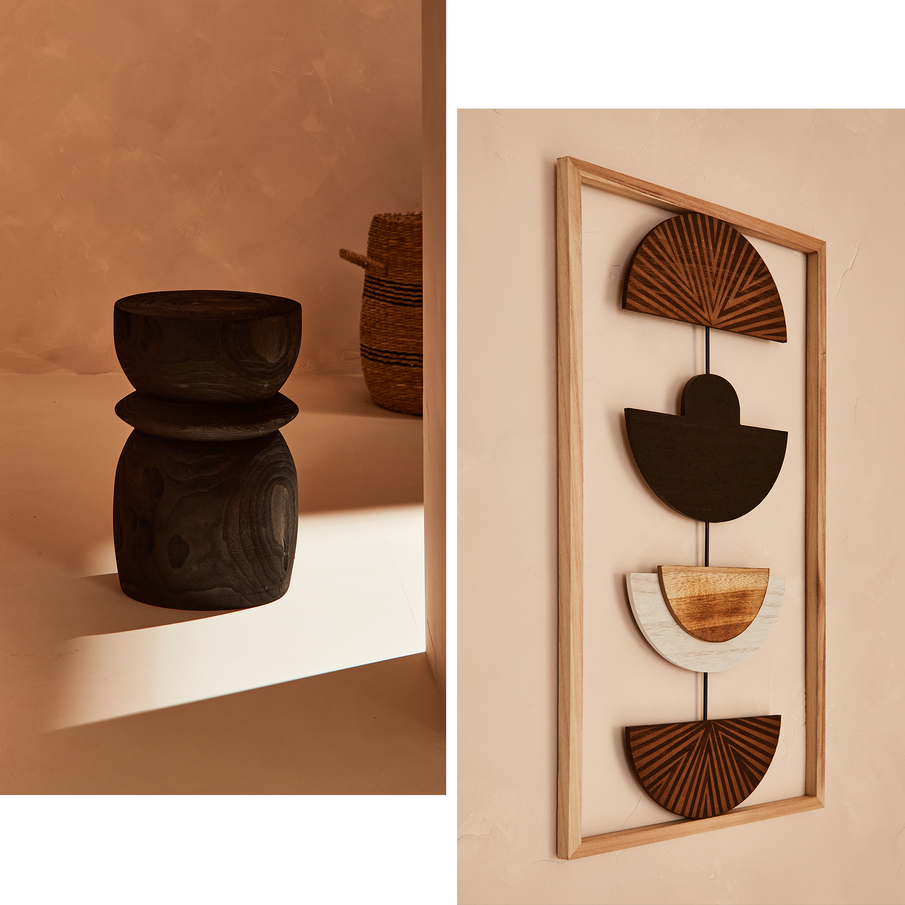Tabouret en bois noir et décoration murale en bois