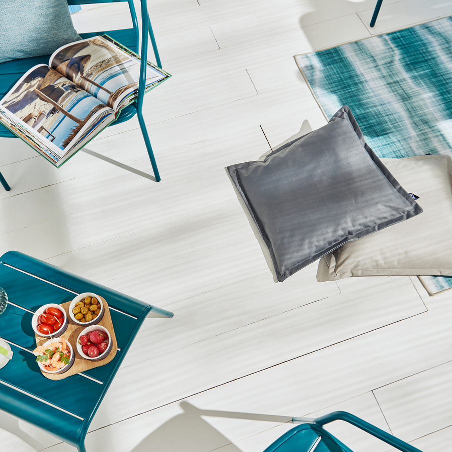 Zoom sur terrasse vue d'en haut avec mobilier et coussins