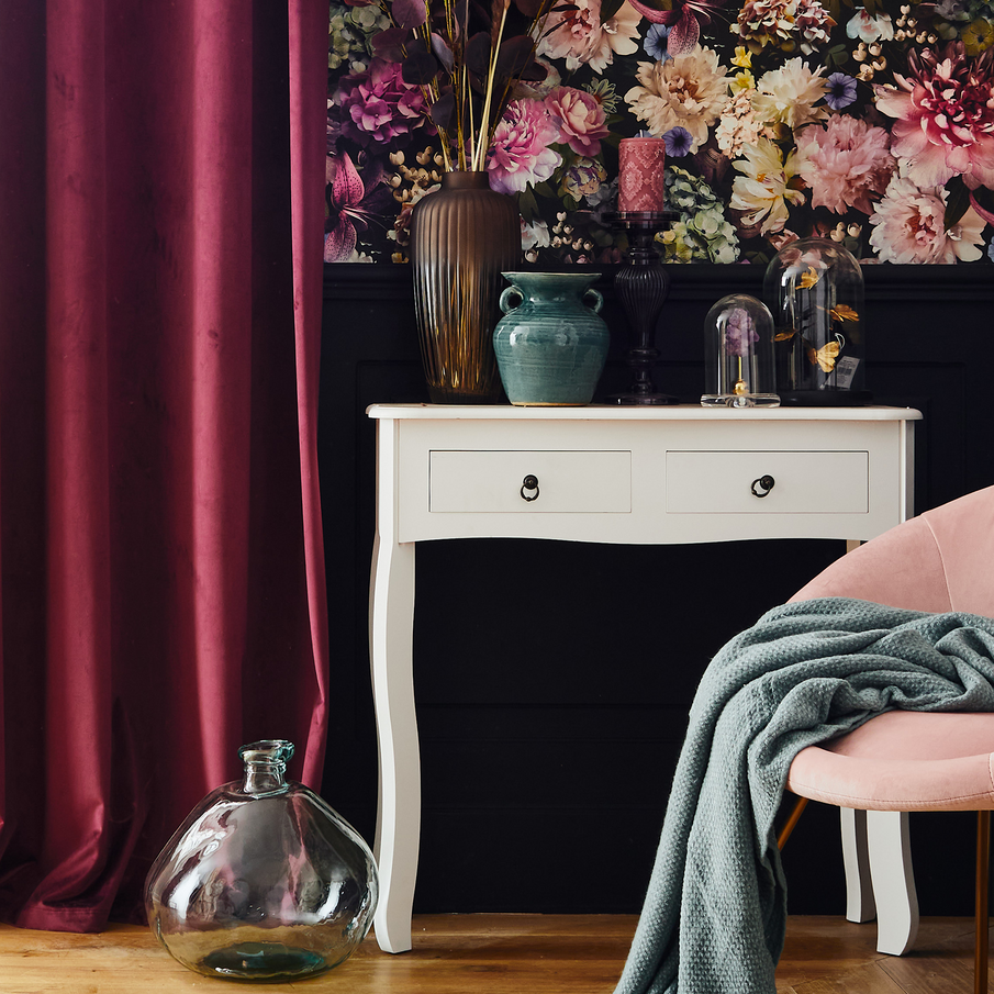 Déco romantique velours et motif fleuri, vases transparents