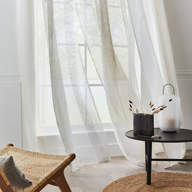 Voilage blanc en mouvement, déco style japonais zen