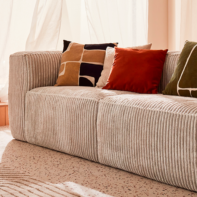 Canapé velours côtelé beige et coussins