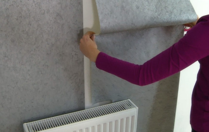 glisser le lé derrière le radiateur