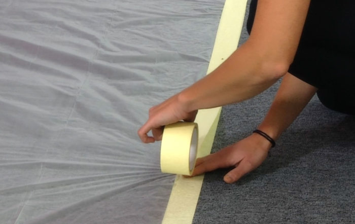 protéger le sol avec une bâche plastique