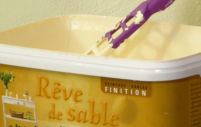 mélanger régulièrement la peinture sablée