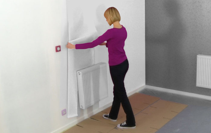 faire glisser le lé derrière le radiateur