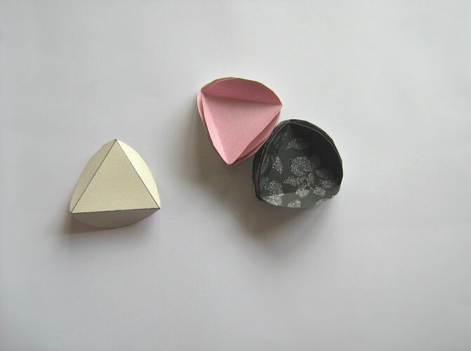 triangles pliés dans les disques de papier peint