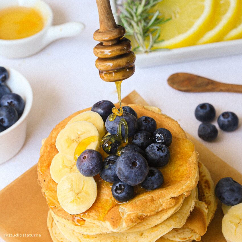 Gâteau de crêpes aux fruits et au miel