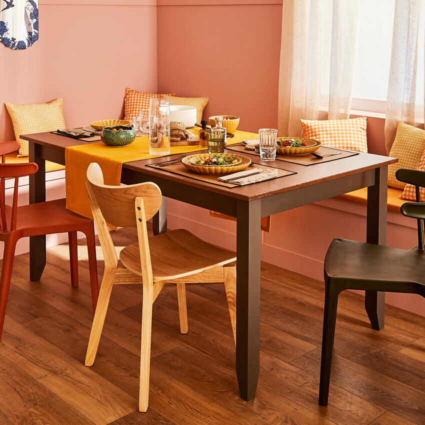 Table salle à manger grise et bois, assortiment de chaises