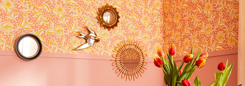 Mix & match de miroirs sur murs fleuris tendance cottagecore