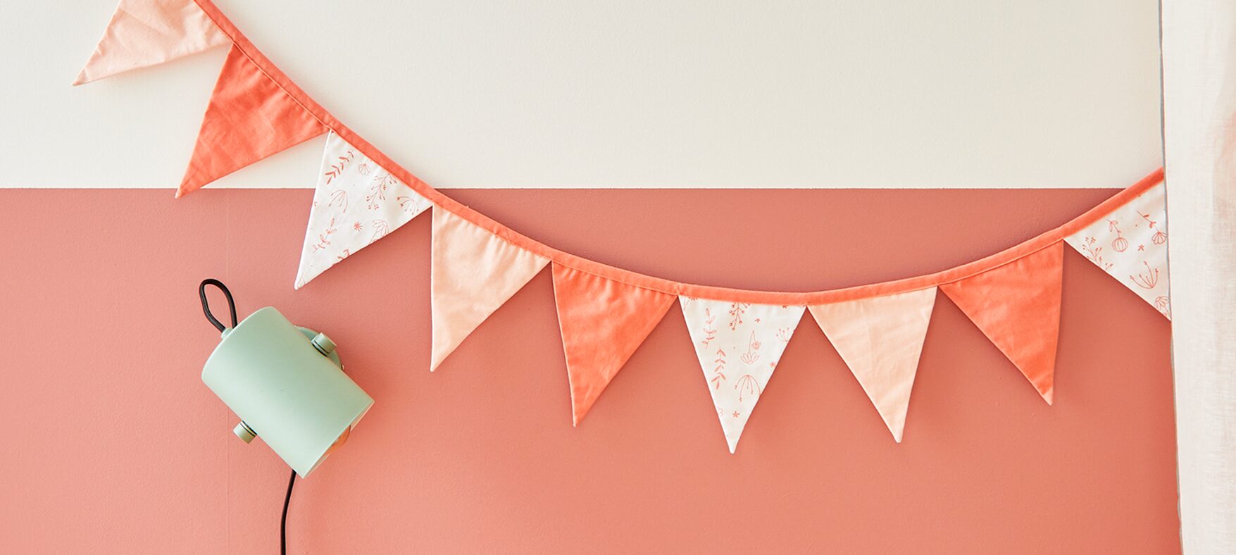 Guirlande fanions rose et blanc chambre enfant