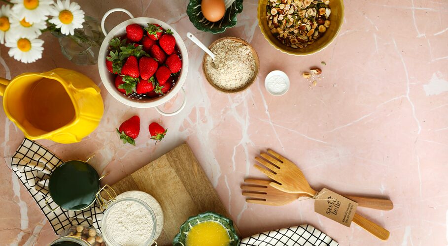 Préparation ingrédients pour tarte granola fraises