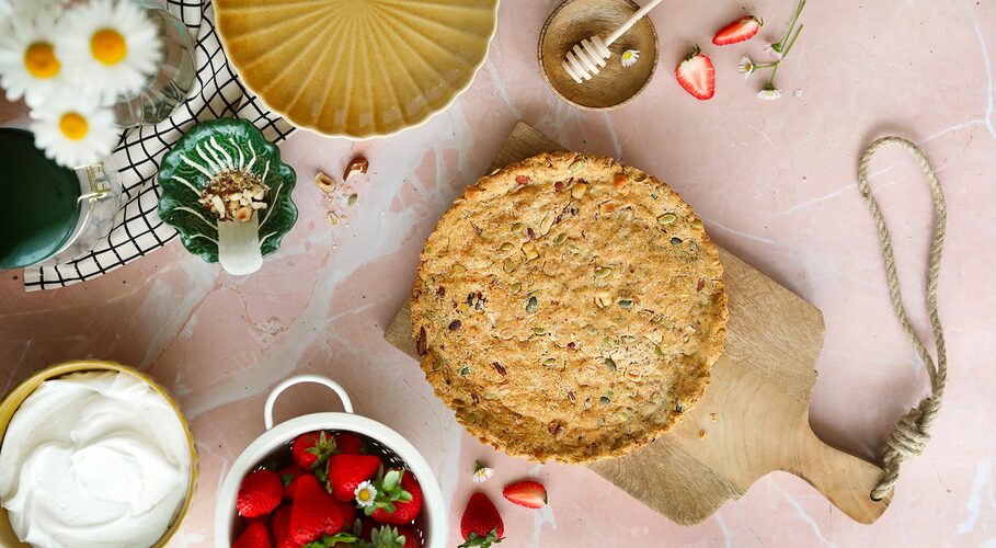 Fond de tarte granola sur plan de travail rose