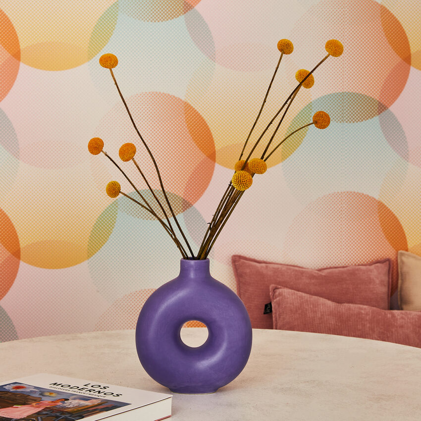 Vase violet donut et papier peint coloré