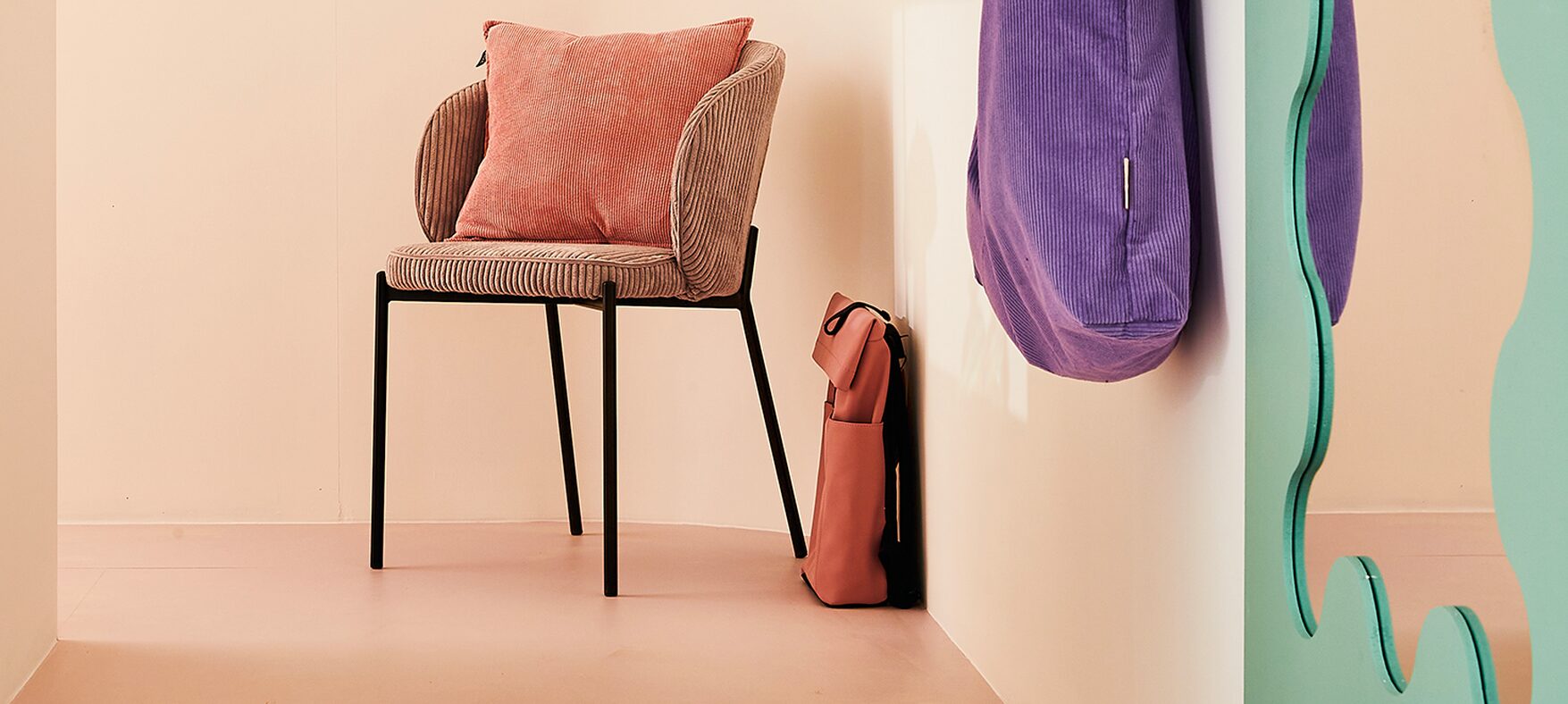 Couloir entrée pastel grand miroir et chaise