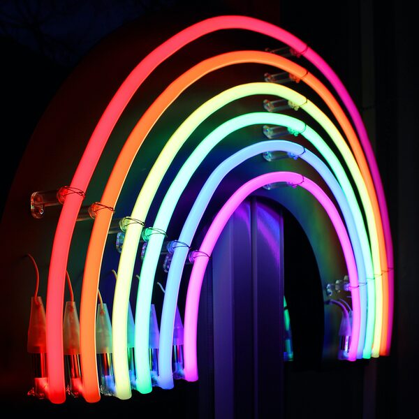 Néon mural : l'art lumineux au cœur des tendances déco