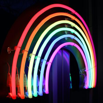 Néon mural : l'art lumineux au cœur des tendances déco