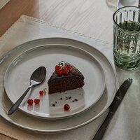 gâteau de fête au chocolat dans une assiette