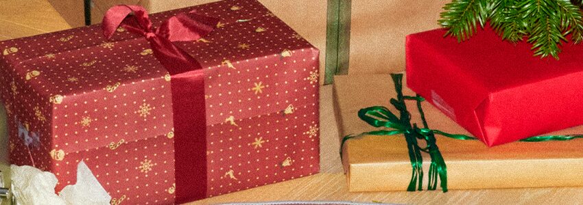 Cadeaux de Noël emballés sous le sapin