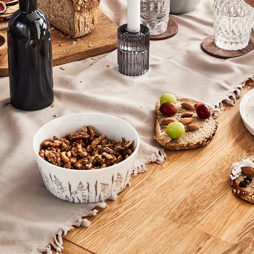 Table de fête en bois déco nature bol de noix