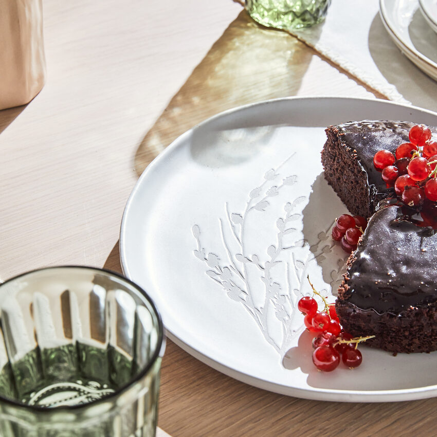 Assiette motif nature gâteau de fête au chocolat et baies