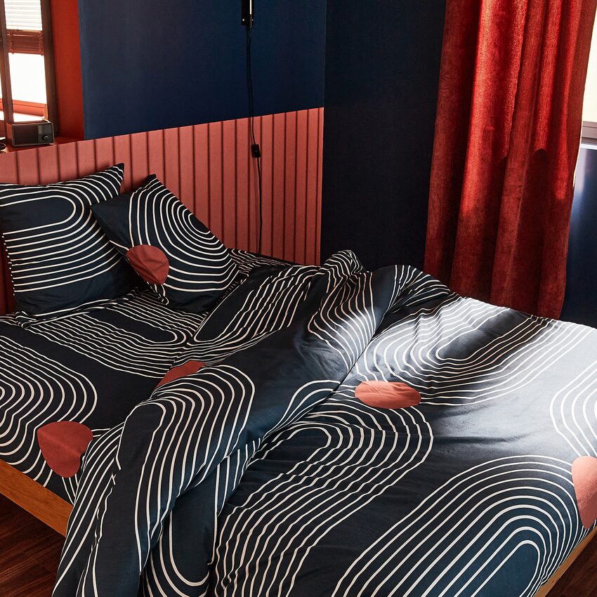 Parure de lit à motifs bleu nuit et rouge