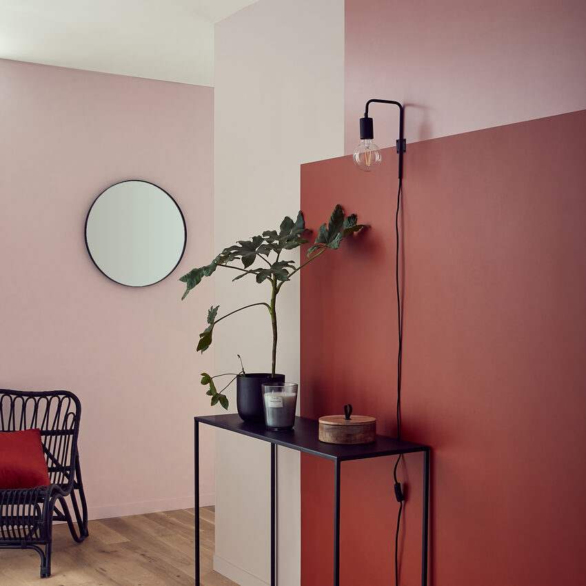 Couloir couleur terracotta et rose clair moderne