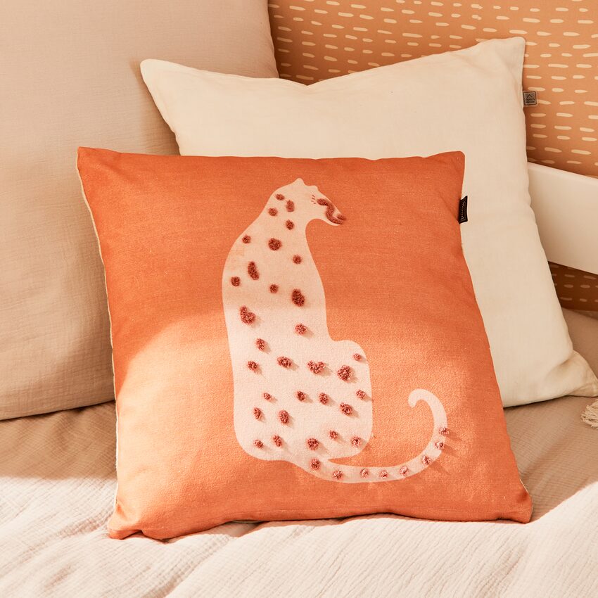 Coussin couleur pêche motif guépard 