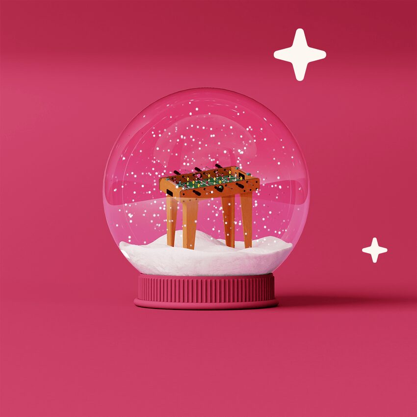 babyfoot enfant dans boule à neige fond rose
