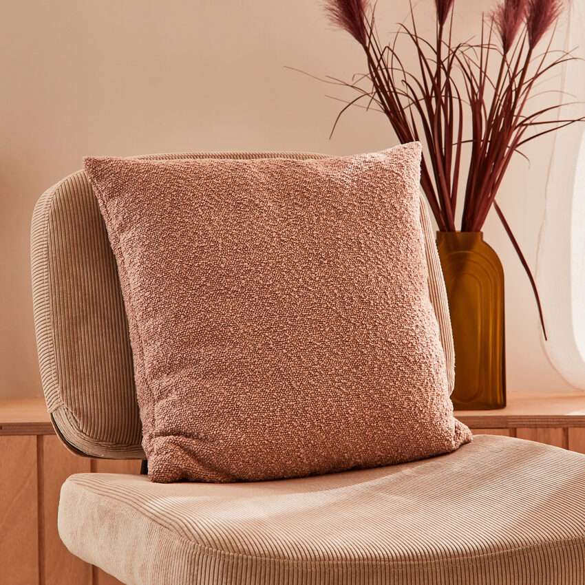 Fauteuil velours beige et coussin bouclette rose