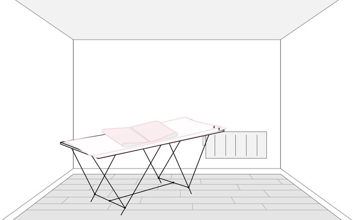 lé papier peint plié sur table