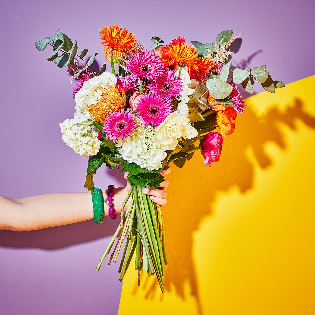 Bouquet de fleurs sur fond jaune et violet