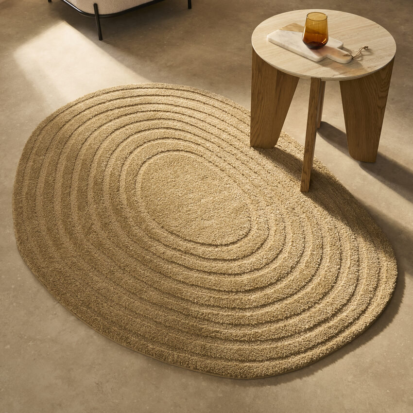 tapis beige circulaire table basse travertin et bois