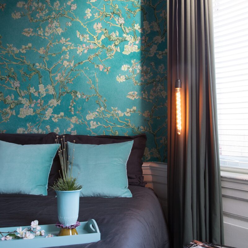 Papier peint intissé VAN GOGH ALMOND BLOSSOM coloris bleu ceruléen