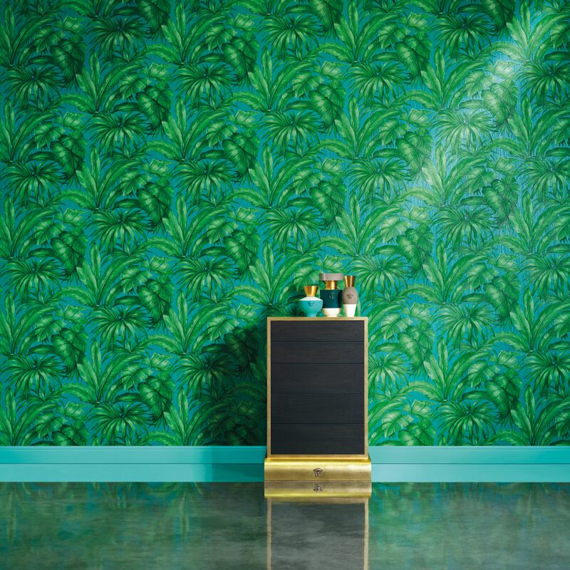 Papier peint intissé VERSACE GIUNGLA coloris bleu lagon
