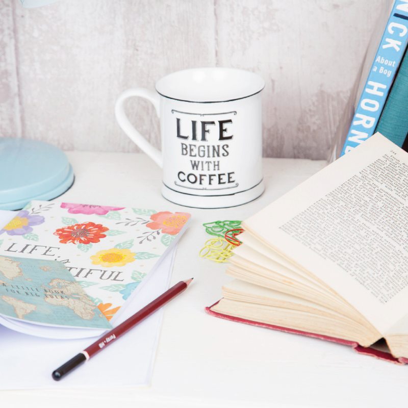 Mug LIFE BEGINS WITH COFFEE coloris blanc