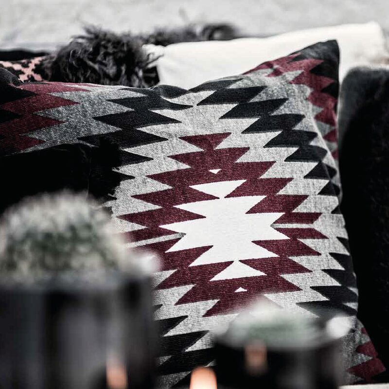 Coussin YELLOWSTONE coloris rouge passion 50 x 50 cm