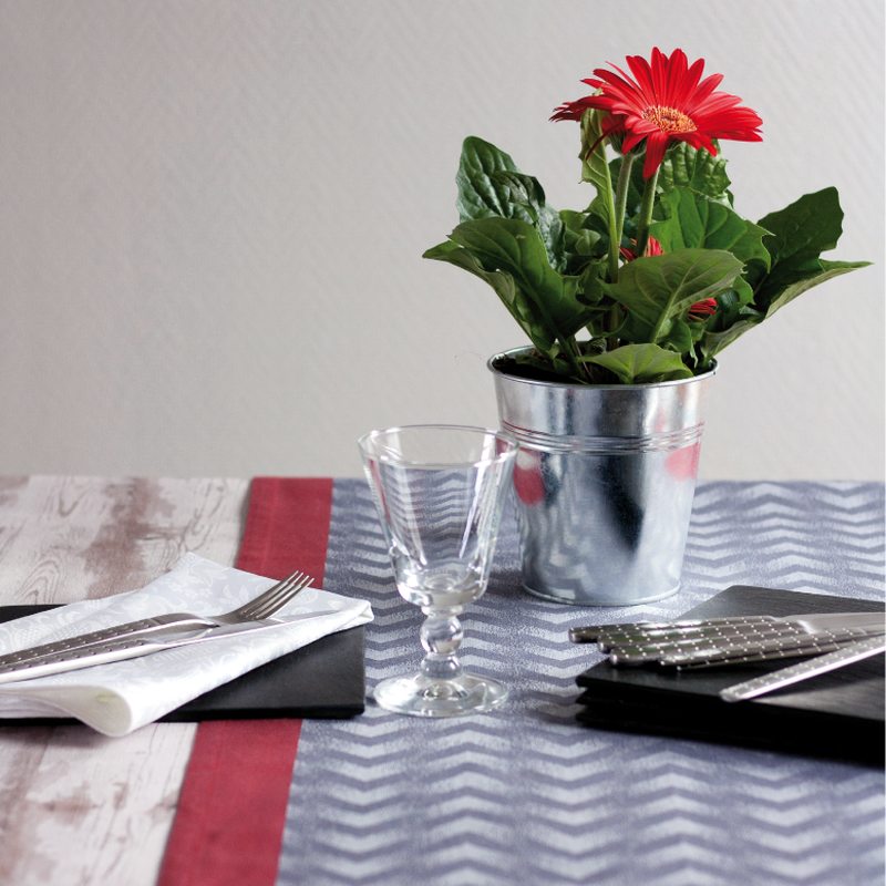 Chemin de table CHEVRON coloris gris 45 x 150 cm