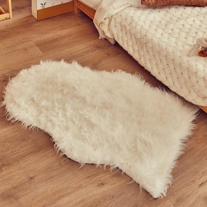 Tapis OLGI coloris blanc 60 x 90 cm
